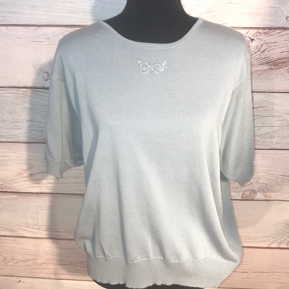 Short sleeve crew neck sweater by Cricket Lane.